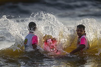 விநாயகர் சிலைகள் நீர்நிலைகளில் கரைப்பு - புகைப்படங்கள்